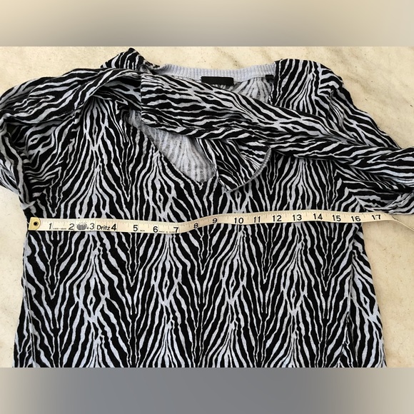 ATM Cotton Cashmere Zebra Printed V-Neck Sweater - Picture 8 of 9